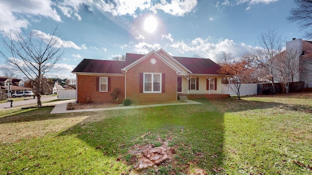 view of front of house featuring a front lawn