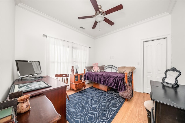 bedroom featuring a closet, ceiling fan, hardwood / wood-style floors, and ornamental molding