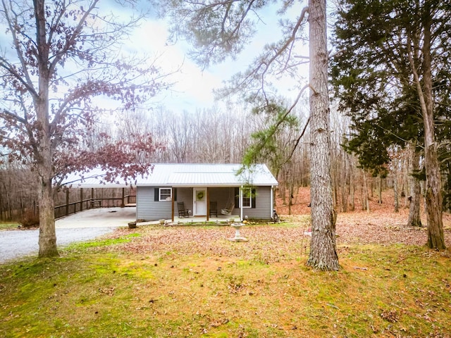 single story home with a front lawn and covered porch