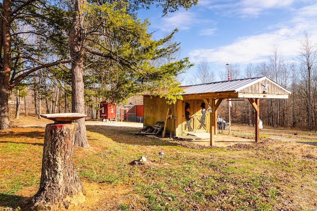 view of yard with a shed