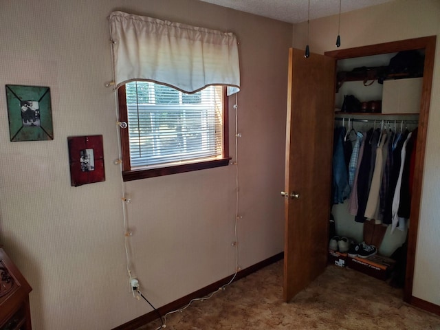 bedroom featuring carpet flooring and a closet