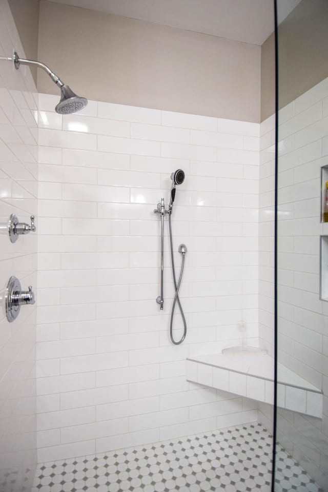 bathroom featuring tiled shower