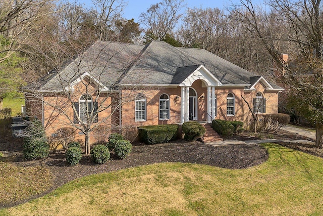 view of front facade featuring a front yard