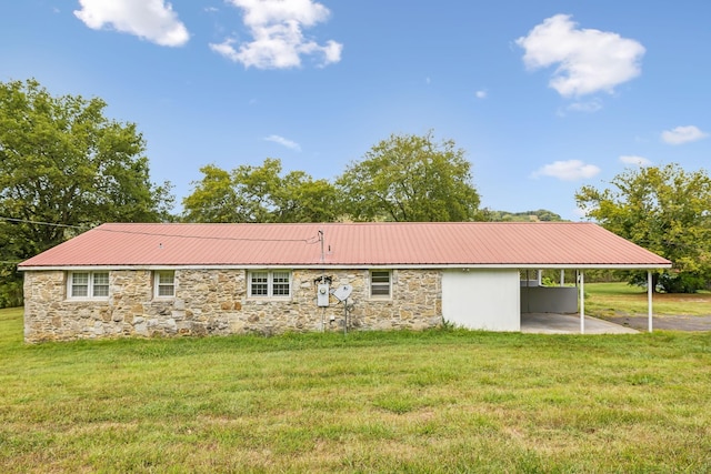 back of house featuring a lawn