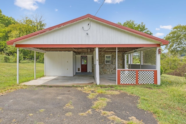 view of front of house featuring a front lawn