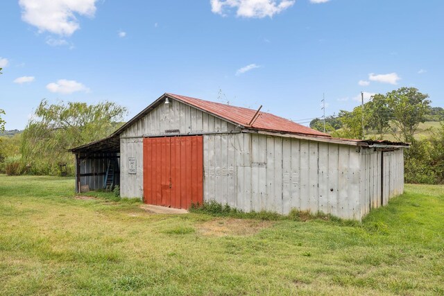 view of outdoor structure featuring a yard