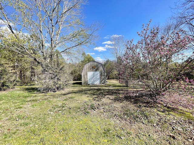 view of yard featuring a storage unit