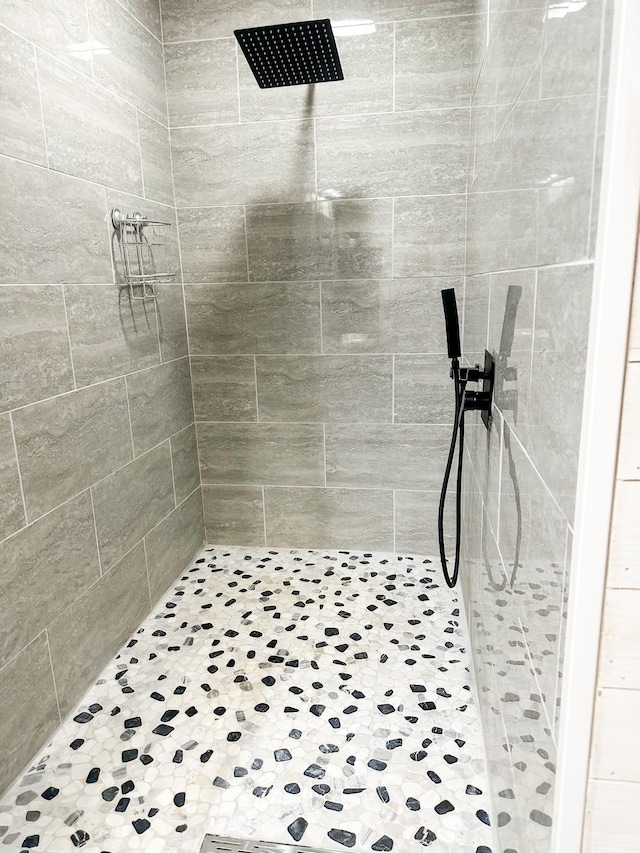 bathroom with a tile shower