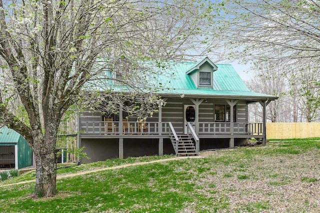 view of front facade featuring covered porch and a front lawn