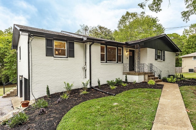 ranch-style house featuring a front yard