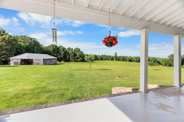 view of yard with an outbuilding