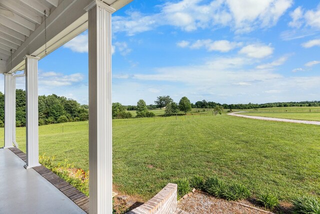 view of yard featuring a rural view