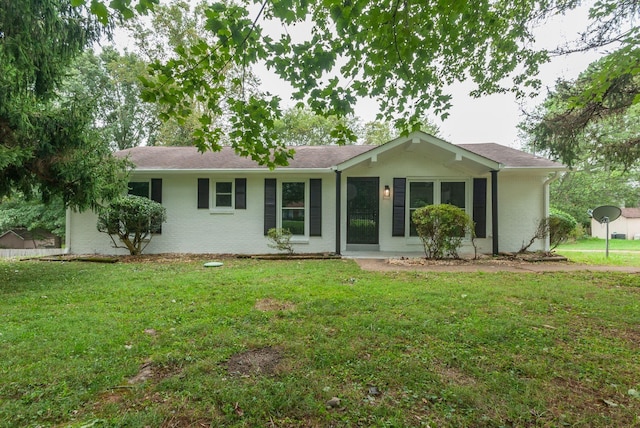 ranch-style house featuring a front yard