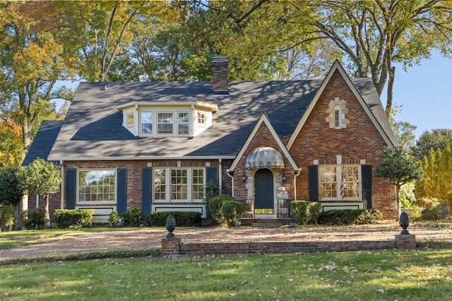 tudor home featuring a front yard