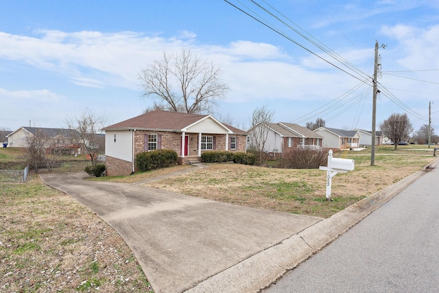 single story home with a front yard