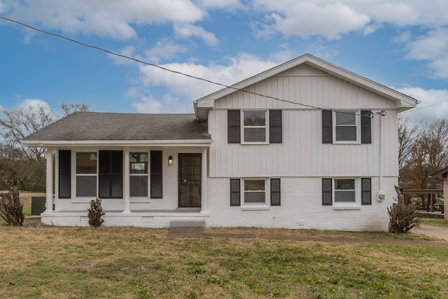 split level home featuring a front yard