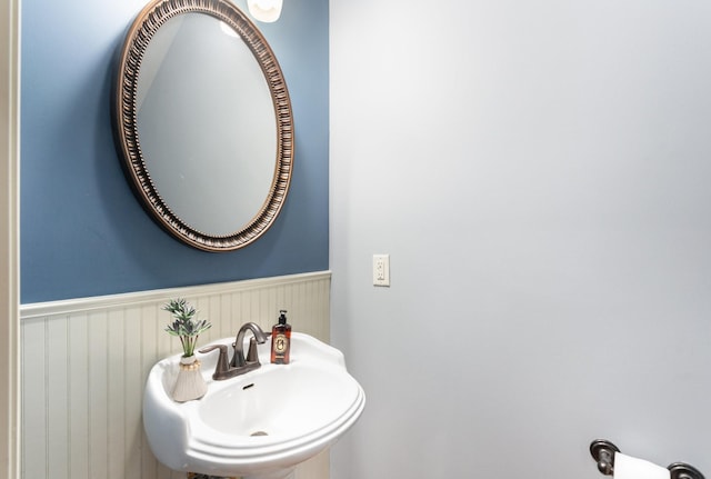 bathroom featuring sink