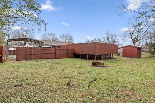 view of yard featuring a storage shed