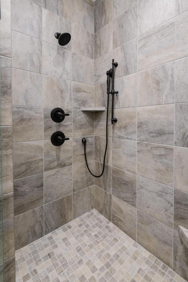 bathroom featuring tiled shower