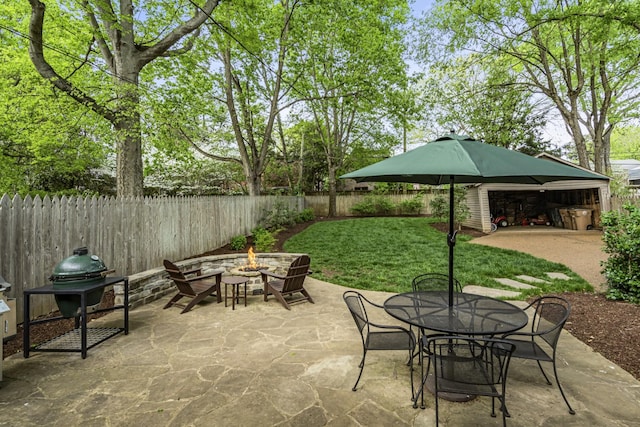 view of patio featuring an outdoor fire pit