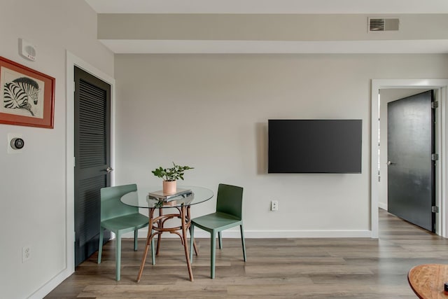 living area with light hardwood / wood-style flooring