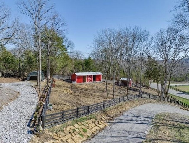 view of yard with an outbuilding