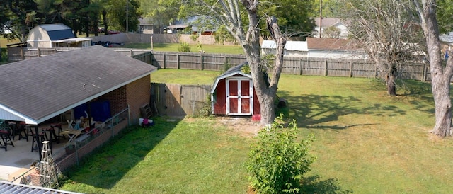 view of yard with a shed