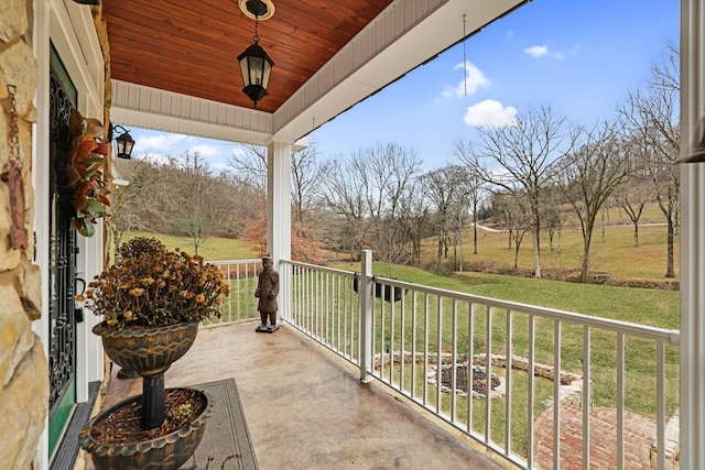 balcony featuring covered porch