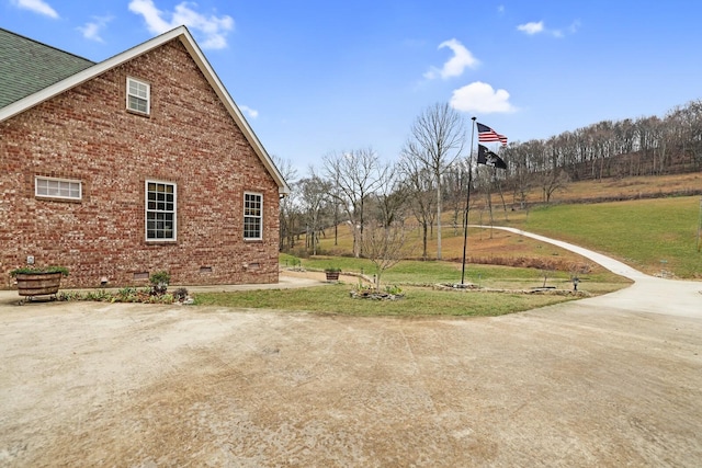 view of side of property featuring a lawn