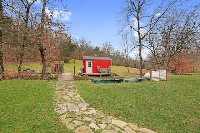 view of yard featuring an outbuilding