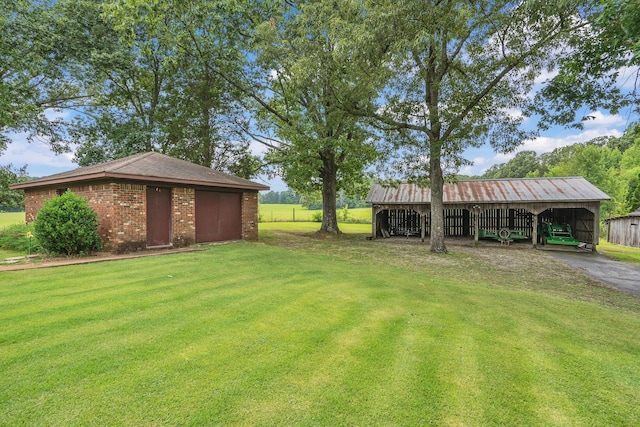 view of yard featuring an outbuilding