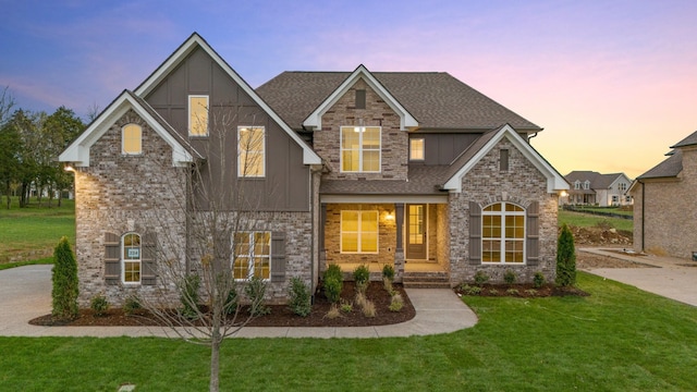 view of front of house featuring a yard