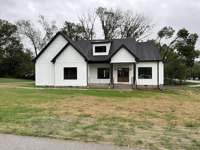 modern farmhouse featuring a front yard