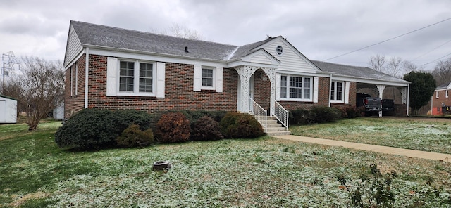 view of front of home featuring a front yard