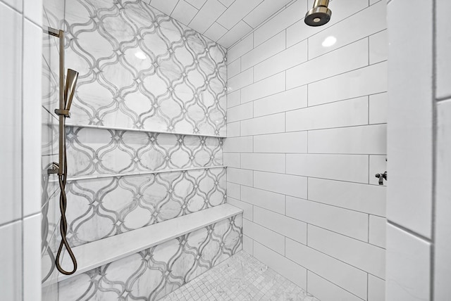 bathroom featuring a tile shower