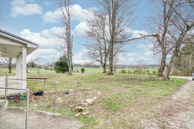 view of yard featuring a rural view