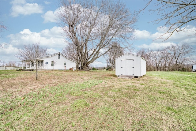 view of yard with a storage unit