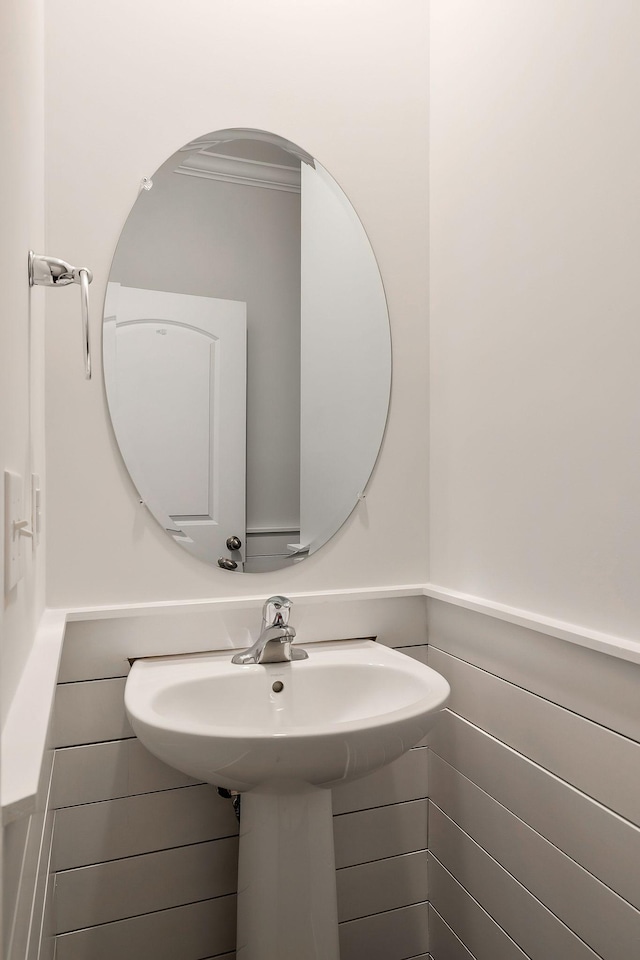 bathroom featuring ornamental molding