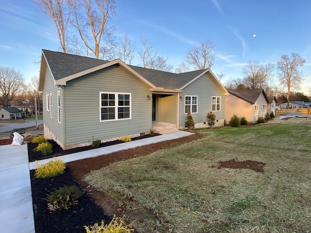 ranch-style house featuring a front yard