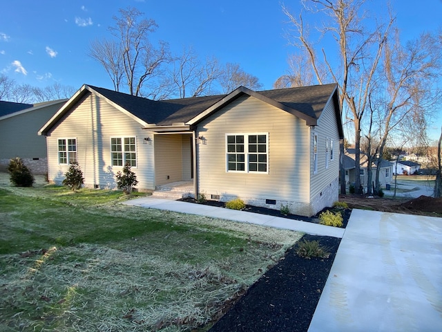 single story home with a front lawn