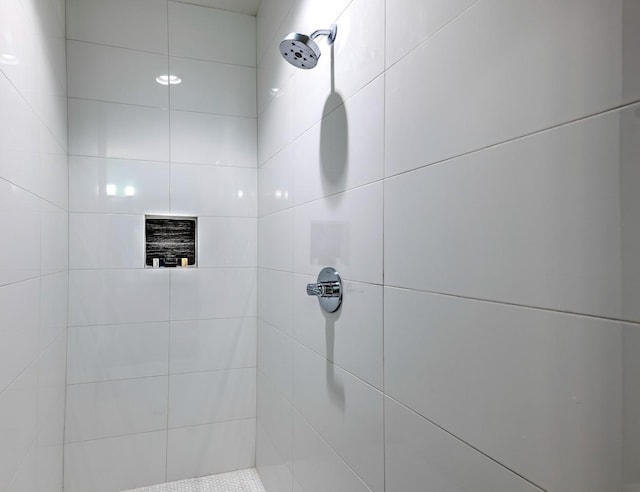 bathroom featuring tiled shower