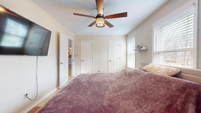 bedroom featuring ceiling fan and a textured ceiling