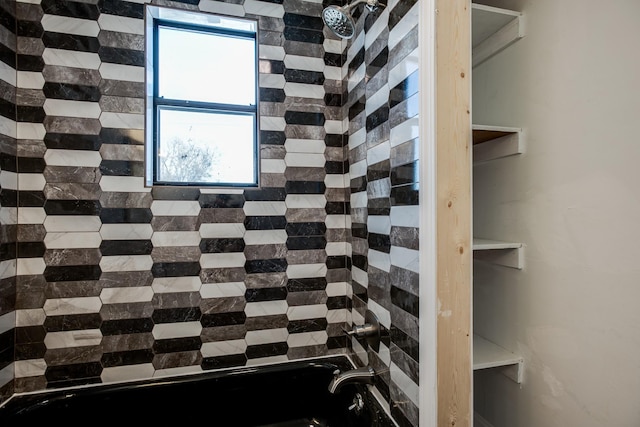 bathroom featuring tiled shower / bath combo