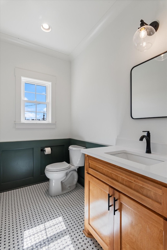 bathroom with vanity, toilet, and recessed lighting