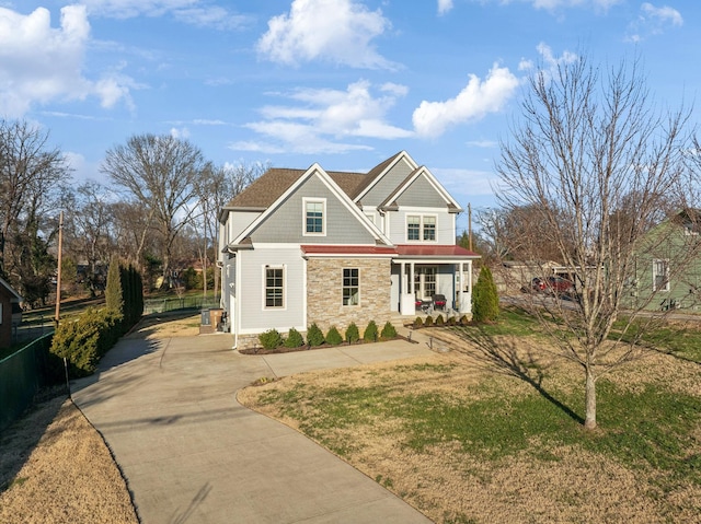 view of front facade featuring a front yard