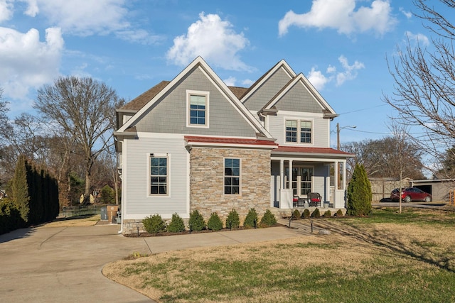 craftsman-style house featuring a porch and a front lawn