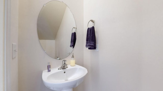 bathroom featuring sink