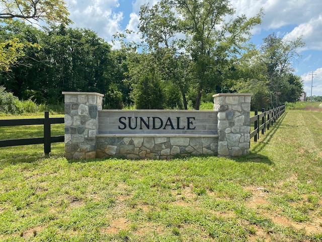 community / neighborhood sign featuring a yard