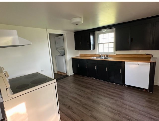 kitchen featuring white appliances, exhaust hood, sink, dark hardwood / wood-style flooring, and stacked washer / dryer