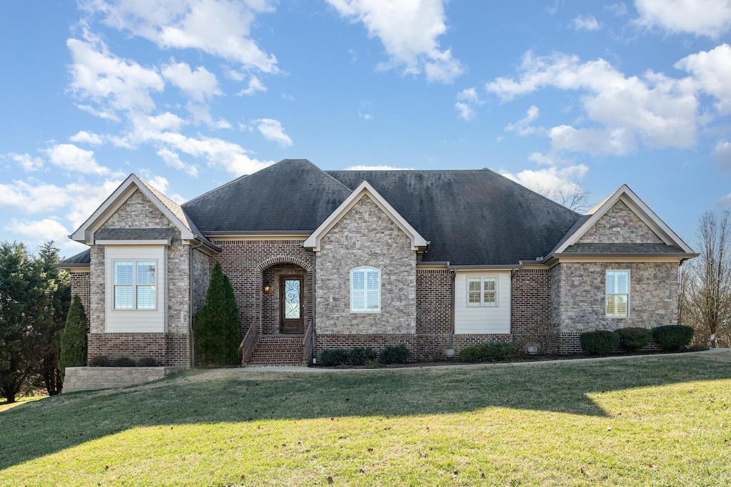 view of front facade with a front lawn